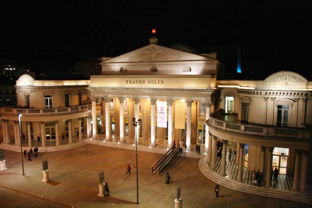<strong>Três noites em <a href="https://viajeaqui.abril.com.br/cidades/uruguai-montevideu" rel="Montevidéu" target="_blank">Montevidéu</a></strong> Do outro lado do Rio da Prata, equiparada à vizinha <a href="https://viajeaqui.abril.com.br/cidades/ar-buenos-aires" rel="Buenos Aires" target="_blank">Buenos Aires</a> no doce de leite e na suculenta parrilla, Montevidéu é o destino deste pacote de três noites no três-estrelas <a href="https://www.lafayette.com.uy/" rel="Lafayette" target="_blank">Lafayette</a>, a 15 minutos de clássicos como a <a href="https://viajeaqui.abril.com.br/estabelecimentos/uruguai-montevideu-atracao-plaza-independencia" rel="Plaza Independencia" target="_blank">Plaza Independencia</a> e o <a href="https://viajeaqui.abril.com.br/estabelecimentos/uruguai-montevideu-atracao-teatro-solis" rel="Teatro Solís" target="_blank">Teatro Solís</a> (foto). <strong>Quando:</strong> em 15 de dezembro <strong>Quem leva:</strong> a <a href="https://www.tamviagens.com.br/" rel="TAM " target="_blank">TAM </a> <strong>Quanto:</strong> US$ 384 <strong>Três noites em <a href="https://viajeaqui.abril.com.br/cidades/uruguai-montevideu" rel="Montevidéu" target="_blank">Montevidéu</a></strong> Do outro lado do Rio da Prata, equiparada à vizinha <a href="https://viajeaqui.abril.com.br/cidades/ar-buenos-aires" rel="Buenos Aires" target="_blank">Buenos Aires</a> no doce de leite e na suculenta parrilla, Montevidéu é o destino deste pacote de três noites no três-estrelas <a href="https://www.lafayette.com.uy/" rel="Lafayette" target="_blank">Lafayette</a>, a 15 minutos de clássicos como a <a href="https://viajeaqui.abril.com.br/estabelecimentos/uruguai-montevideu-atracao-plaza-independencia" rel="Plaza Independencia" target="_blank">Plaza Independencia</a> e o <a href="https://viajeaqui.abril.com.br/estabelecimentos/uruguai-montevideu-atracao-teatro-solis" rel="Teatro Solís" target="_blank">Teatro Solís</a> (foto). <strong>Quando:</strong> em 15 de dezembro <strong>Quem leva:</strong> a <a href="https://www.tamviagens.com.br/" rel="TAM " target="_blank">TAM </a> <strong>Quanto:</strong> US$ 384
