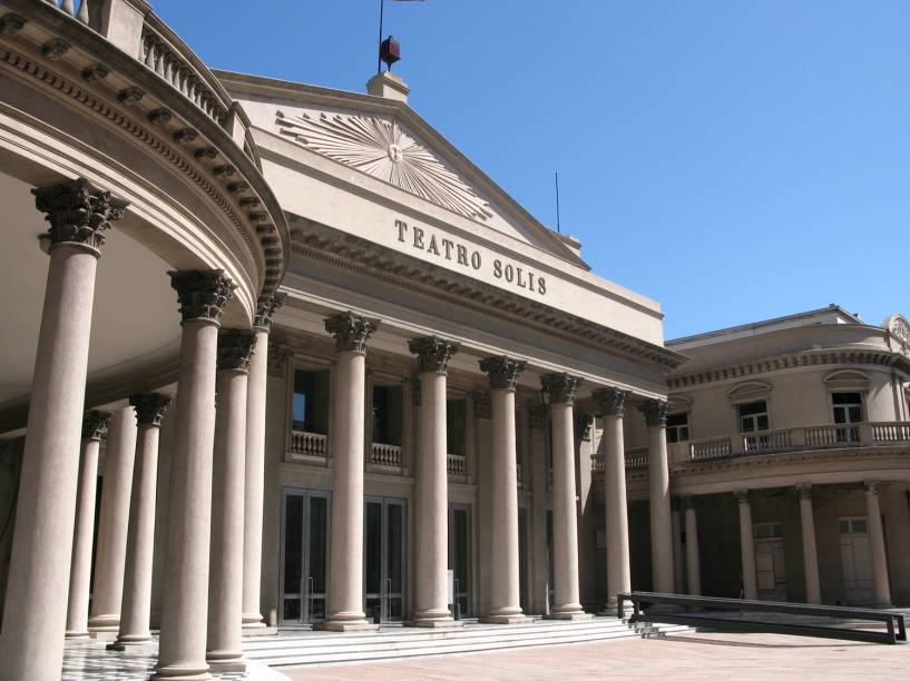 <strong><a href="https://www.teatrosolis.org.uy/index_1.html" target="_blank" rel="noopener">Teatro Sol&iacute;s</a>, <a href="https://viajeaqui.abril.com.br/cidades/uruguai-montevideu" target="_blank" rel="noopener">Montevid&eacute;u</a>, <a href="https://viajeaqui.abril.com.br/paises/uruguai" target="_blank" rel="noopener">Uruguai</a></strong> Palco de eventos, shows de jazz, concertos e apresenta&ccedil;&otilde;es diversas, o teatro uruguaio &eacute; considerado um dos mais emblem&aacute;ticos da Am&eacute;rica do Sul. Inaugurado em 1856 com a &oacute;pera <em>Ernani</em>, de Verdi, o edif&iacute;cio foi inspirado no Teatro Carlo Felice, em <a href="https://viajeaqui.abril.com.br/cidades/italia-genova" target="_blank" rel="noopener">G&ecirc;nova</a>. Todo o processo de constru&ccedil;&atilde;o sofreu com interrup&ccedil;&otilde;es bruscas gra&ccedil;as aos eventos da Guerra Civil que assolaram o pa&iacute;s - mas que s&oacute; aumentaram a expectativa quanto &agrave; sua consolida&ccedil;&atilde;o