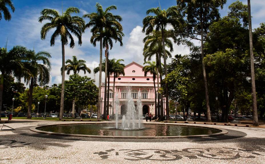 <a href="https://viajeaqui.abril.com.br/estabelecimentos/br-pe-recife-atracao-teatro-de-santa-isabel" rel="Teatro de Santa Isabel:"><strong>Teatro de Santa Isabel:</strong></a> a visita segue do hall de entrada do palco - Praça da República (Santo Antônio), aos domingos, das 14h às 17h