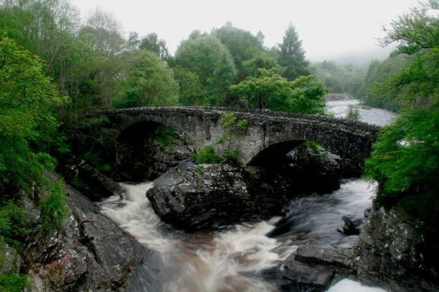 A ponte Telford atravessa o rio Moriston próximo ao vilarejo de Invermoriston A ponte Telford atravessa o rio Moriston próximo ao vilarejo de Invermoriston