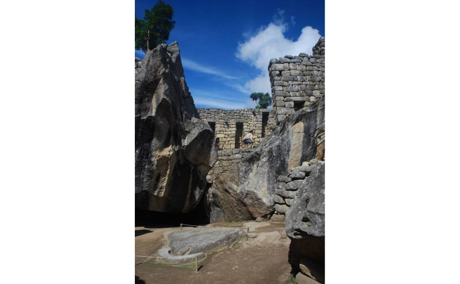 <strong>6. Templo do Condor</strong>    Exemplo de arquitetura integrada à natureza, característica do apogeu do domínio inca na América do Sul. A pedra no solo representa o corpo da ave, cuja missão, na visão andina, é conduzir os mortos ao céu e fazer a conexão entre deuses e mortais. As paredes laterais formam as asas do condor, animal sagrado para os incas