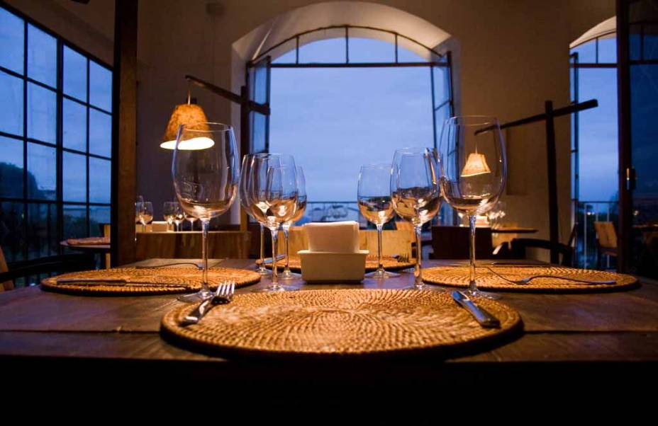 <a href="https://viajeaqui.abril.com.br/estabelecimentos/br-rj-rio-de-janeiro-restaurante-tereze-hotel-santa-teresa" rel="Terézè (Rio de Janeiro)"><strong>Terézè</strong></a><strong> (Rio de Janeiro)</strong><br /> <br /> O menu de Semana Santa será servido entre os dias <strong>6 e 8 de abril</strong>. Para a entrada, a sugestão do chef Damien Montecer é<strong> o ovo cocote</strong>, uma gema cozida com abóbora, queijo coalho e pimenta biquinho. No prato principal há duas opções: <strong>filé mignon com mousseline de batata doce trufada</strong>, molho de cacau e cebolinhas caramelizadas, além do <strong>risoto de bacalhau imperial</strong> com tomates confites, basílico e tapenade acompanhado de tempurá de lulas persillade <a href="https://viajeaqui.abril.com.br/estabelecimentos/br-rj-rio-de-janeiro-restaurante-tereze-hotel-santa-teresa" rel="Terézè (Rio de Janeiro)"><strong>Terézè</strong></a><strong> (Rio de Janeiro)</strong><br /> <br /> O menu de Semana Santa será servido entre os dias <strong>6 e 8 de abril</strong>. Para a entrada, a sugestão do chef Damien Montecer é<strong> o ovo cocote</strong>, uma gema cozida com abóbora, queijo coalho e pimenta biquinho. No prato principal há duas opções: <strong>filé mignon com mousseline de batata doce trufada</strong>, molho de cacau e cebolinhas caramelizadas, além do <strong>risoto de bacalhau imperial</strong> com tomates confites, basílico e tapenade acompanhado de tempurá de lulas persillade