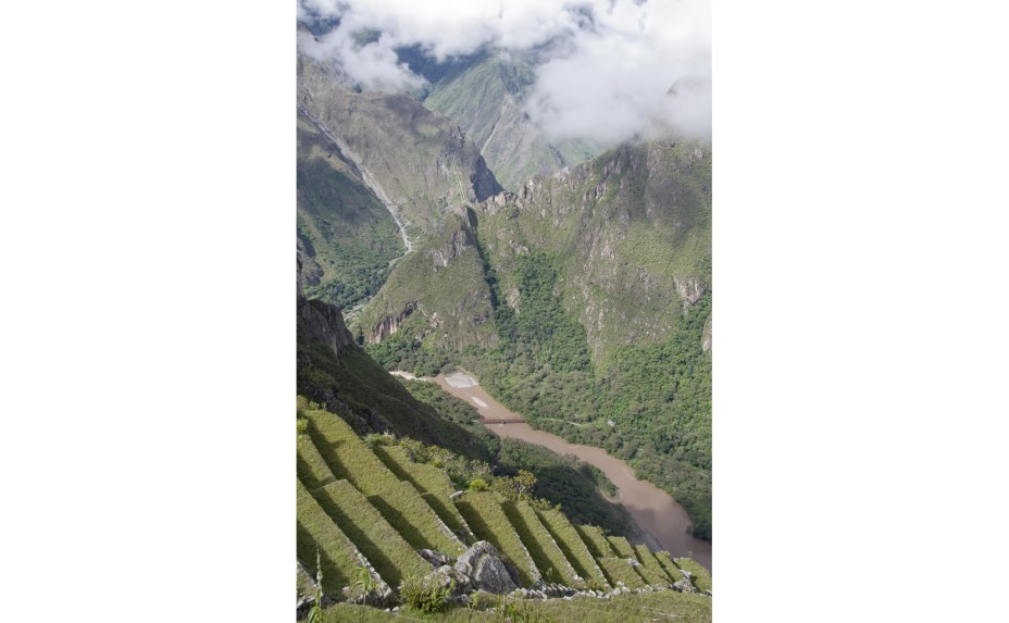 <strong>8. Terraços</strong>    Vale do Rio Urubamba. Parte dos terraços (andenes) servia como área agrícola. Sua função mais importante, contudo, é dar suporte à cidade e prevenir a erosão do solo por meio de um engenhoso sistema de drenagem. Por isso, ocupam o entorno de toda a montanha em que Machu Picchu está assentada