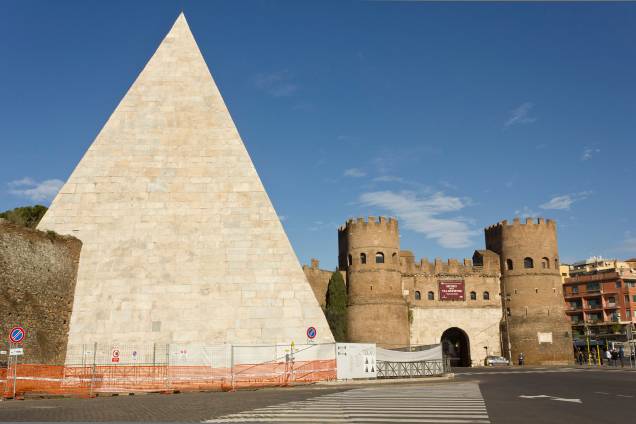 Restaurada para a sua cor original, branca como o mármore de Carrara, a Pirâmide fica ao lado da Porta San Paolo, em Testaccio, Roma Restaurada para a sua cor original, branca como o mármore de Carrara, a Pirâmide fica ao lado da Porta San Paolo, em Testaccio, Roma