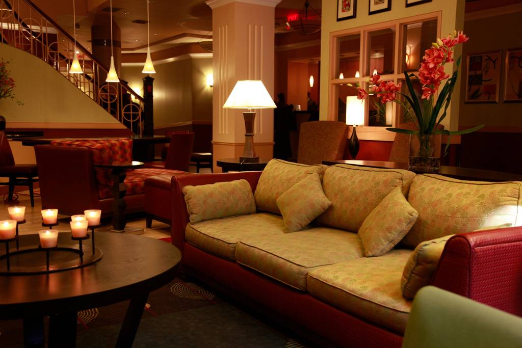 <strong>The Hotel @ Times Square, Nova York (EUA)</strong><br />  <br />  Localizado na W 46th Street, a poucos passos da Quinta avenida,&nbsp;o The Hotel @ Times Square fica em uma regi&atilde;o conhecida como Little Brazil, com lojas, restaurantes e atra&ccedil;&otilde;es com o nosso &ldquo;jeitinho&rdquo;. O&nbsp;pacote de quatro noites custa a partir de US$ 780 por pessoa (valor v&aacute;lido de 16 a 27 de setembro). Est&atilde;o inclusos caf&eacute; da manh&atilde;, liga&ccedil;&otilde;es telef&ocirc;nicas gratuitas para os Estados Unidos, estadia gr&aacute;tis para crian&ccedil;as com menos de 13 anos acompanhadas de adultos e estacionamento com tarifa reduzida