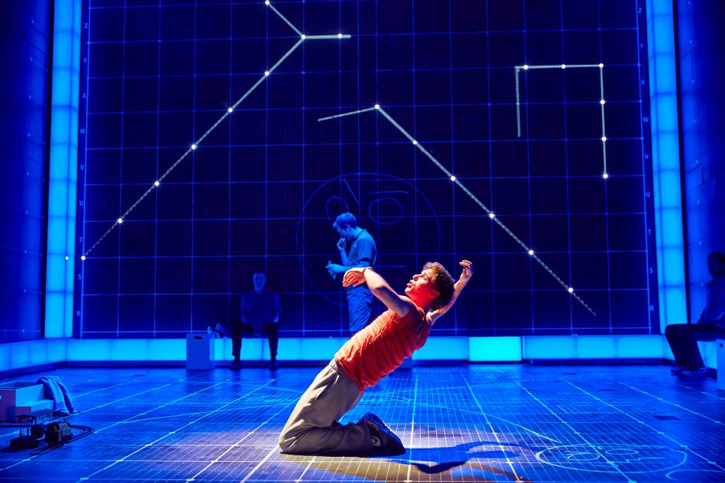 <strong>5.&nbsp;<a href="https://curiousonbroadway.com/" rel="The Curious Incident of the Dog in the Night-Time" target="_blank">The Curious Incident of the Dog in the Night-Time</a></strong><strong>Preste aten&ccedil;&atilde;o:</strong> n&atilde;o se levante nem saia correndo ap&oacute;s o final. Christopher tem uma surpresinha.