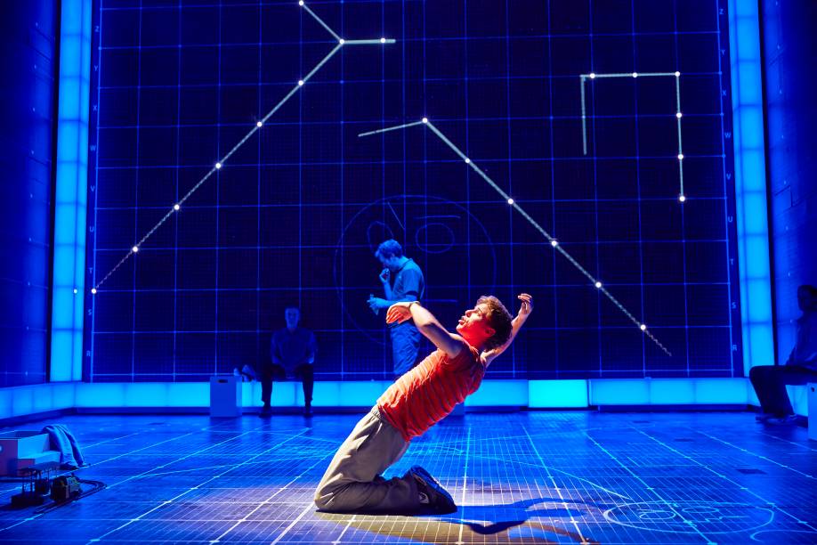 <strong>5.&nbsp;<a href="https://curiousonbroadway.com/" rel="The Curious Incident of the Dog in the Night-Time" target="_blank">The Curious Incident of the Dog in the Night-Time</a></strong><strong>Preste aten&ccedil;&atilde;o:</strong> n&atilde;o se levante nem saia correndo ap&oacute;s o final. Christopher tem uma surpresinha.