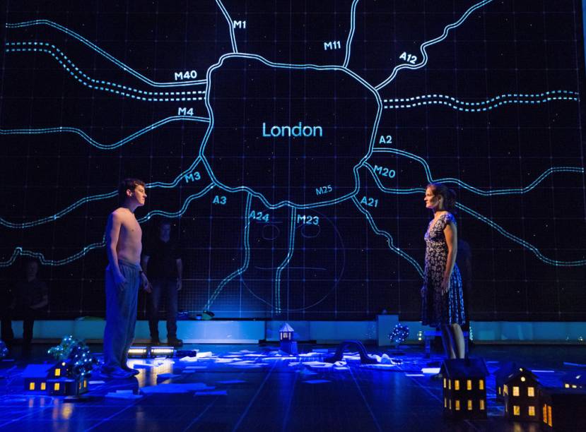 <strong>5.&nbsp;<a href="https://curiousonbroadway.com/" rel="The Curious Incident of the Dog in the Night-Time" target="_blank">The Curious Incident of the Dog in the Night-Time</a></strong>O trabalho de transpor do best-seller a hist&oacute;ria de Christopher, um menino diagnosticado com s&iacute;ndrome de Asperger, &eacute; de encher os olhos. O espet&aacute;culo estreou em Londres (onde segue em cartaz) e ganhou o Tony de melhor espet&aacute;culo. A experi&ecirc;ncia de ver essa pe&ccedil;a do mezanino &eacute; mais interessante &ndash; e mais barata &ndash; por causa das proje&ccedil;&otilde;es que acontecem no ch&atilde;o do palco e tamb&eacute;m porque uma das cenas ocorre no segundo mezanino.
