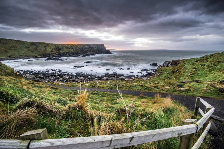 A paisagem única formada pela Giants Causeway é alvo de diversos mitos e lendas. Tombado como Patrimônio da Unesco, ela é parada obrigatória na Irlanda do Norte A paisagem única formada pela Giants Causeway é alvo de diversos mitos e lendas. Tombado como Patrimônio da Unesco, ela é parada obrigatória na Irlanda do Norte