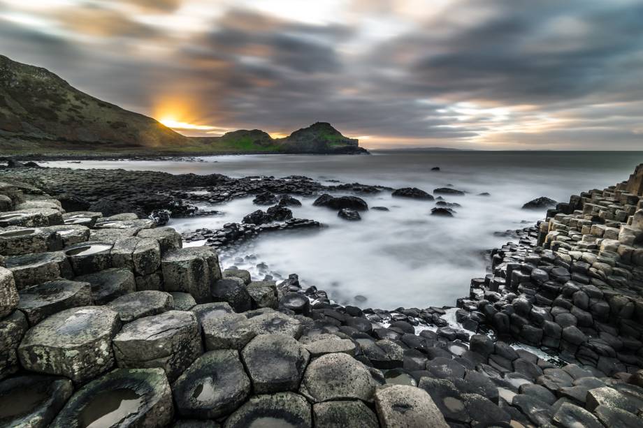 As formações peculiares que compõem o cenário da Giants Causeway é resultado de uma intensa atividade vulcânica na região, ocorrida há milhares de anos As formações peculiares que compõem o cenário da Giants Causeway é resultado de uma intensa atividade vulcânica na região, ocorrida há milhares de anos