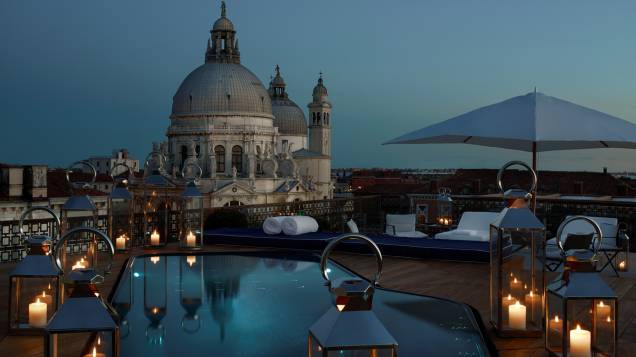 <strong>16. The Gritti Palace, <a href="https://viajeaqui.abril.com.br/cidades/italia-veneza/fotos" rel="Veneza" target="_blank">Veneza</a>, <a href="https://viajeaqui.abril.com.br/paises/italia/fotos" rel="Itália" target="_blank">Itália</a></strong>Às margens do Canal Grande, no coração de Veneza, o hotel fica em uma antiga casa restaurada com espelhos e lustres do século 18, feitos em Murano, e é ponto de encontro de participantes de diversos eventos mundiais como a Bienal de Arte Contemporânea e o Festival de Filmes de Veneza.Mês mais barato para se hospedar: Dezembro <strong>16. The Gritti Palace, <a href="https://viajeaqui.abril.com.br/cidades/italia-veneza/fotos" rel="Veneza" target="_blank">Veneza</a>, <a href="https://viajeaqui.abril.com.br/paises/italia/fotos" rel="Itália" target="_blank">Itália</a></strong>Às margens do Canal Grande, no coração de Veneza, o hotel fica em uma antiga casa restaurada com espelhos e lustres do século 18, feitos em Murano, e é ponto de encontro de participantes de diversos eventos mundiais como a Bienal de Arte Contemporânea e o Festival de Filmes de Veneza.Mês mais barato para se hospedar: Dezembro
