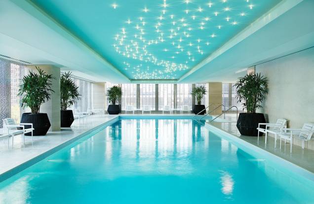<strong>22. The Langham, <a href="https://viajeaqui.abril.com.br/cidades/estados-unidos-chicago/fotos" rel="Chicago" target="_blank">Chicago</a>, <a href="https://viajeaqui.abril.com.br/paises/estados-unidos/fotos" rel="Estados Unidos" target="_blank">Estados Unidos</a></strong>Um ícone do skyline de Chicago, este hotel centralmente localizado está instalado no arranhacéu projetado pelo celebrado arquiteto Mies van der Rohe. Tem destaque para o spa com diversos tratamentos estéticos baseados na medicina chinesa, e para o restaurante de cozinha mediterrânea contemporânea.Mês mais barato para se hospedar: Janeiro <strong>22. The Langham, <a href="https://viajeaqui.abril.com.br/cidades/estados-unidos-chicago/fotos" rel="Chicago" target="_blank">Chicago</a>, <a href="https://viajeaqui.abril.com.br/paises/estados-unidos/fotos" rel="Estados Unidos" target="_blank">Estados Unidos</a></strong>Um ícone do skyline de Chicago, este hotel centralmente localizado está instalado no arranhacéu projetado pelo celebrado arquiteto Mies van der Rohe. Tem destaque para o spa com diversos tratamentos estéticos baseados na medicina chinesa, e para o restaurante de cozinha mediterrânea contemporânea.Mês mais barato para se hospedar: Janeiro