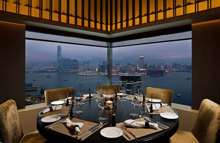 <strong>19. The Upper House, <a href="https://viajeaqui.abril.com.br/cidades/china-hong-kong/fotos" rel="Hong Kong" target="_blank">Hong Kong</a>, <a href="https://viajeaqui.abril.com.br/paises/china/fotos" rel="China" target="_blank">China</a></strong>Com design de Andre Fu, um dos mais proeminentes artistas de Hong Kong, o hotel esbanja luxo e refinamento. A decoração moderna com obras de artistas contemporâneos chineses acompanha o conforto e o serviço personalizado do estabelecimento. O restaurante tem uma vista fantástica do Victoria Harbour.Mês mais barato para se hospedar: Fevereiro