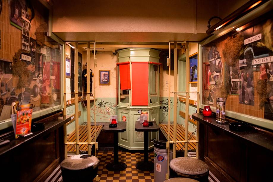 <strong><a href="https://www.thebulldog.com/" rel="The Bulldog" target="_blank">The Bulldog</a></strong> <em>(Oudezijds Voorburgwal 90)</em>A portinha no Red Light District não esconde o coffeeshop de uma das redes mais famosas de Amsterdã, ponto certeiro para encontrar turistas curiosos. Apesar das cortinas de fumaça, o ambiente descolado é sonorizado por música de qualidade. Um pub no andar de cima vende boas cervejas <strong><a href="https://www.thebulldog.com/" rel="The Bulldog" target="_blank">The Bulldog</a></strong> <em>(Oudezijds Voorburgwal 90)</em>A portinha no Red Light District não esconde o coffeeshop de uma das redes mais famosas de Amsterdã, ponto certeiro para encontrar turistas curiosos. Apesar das cortinas de fumaça, o ambiente descolado é sonorizado por música de qualidade. Um pub no andar de cima vende boas cervejas