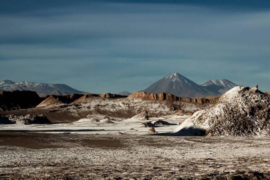 <strong>SETE NOITES SIMPLES </strong>Os termômetros chegam a baixar de zero no inverno do <a href="https://viajeaqui.abril.com.br/cidades/chile-san-pedro-de-atacama" rel="Atacama" target="_self">Atacama</a>, em que a amplitude térmica é típica dos desertos. Com a proximidade do verão, porém, as temperaturas médias sobem, proporcionando condições mais agradáveis para explorar suas paisagens multicoloridas. Gêiseres, vulcões e lagos estão entre as atrações que merecem ser visitadas durante as sete noites no econômico <a href="https://bit.ly/ don_s" rel="Don Sebastian" target="_blank">Don Sebastian</a>, em San Pedro, vilarejo-base para conhecer o deserto<strong>QUANDO:</strong> Em 29 de novembro<strong>QUEM LEVA:</strong> A <a href="https://bit.ly/dclar" rel="Decolar" target="_blank">Decolar</a><strong>QUANTO:</strong> US$ 606