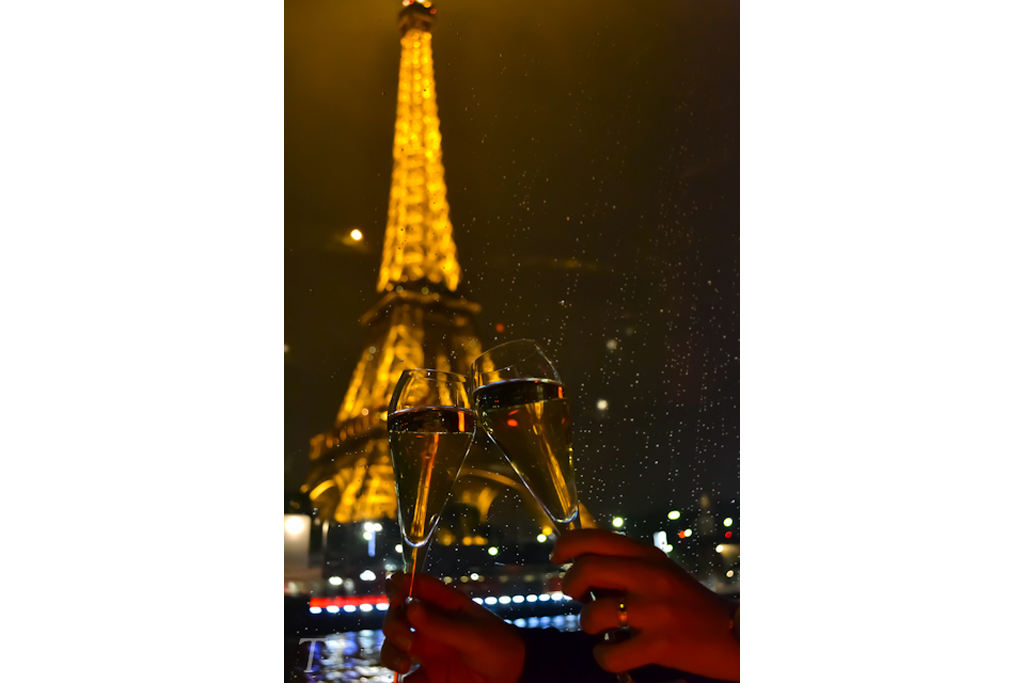 Passeio <a href="https://viajeaqui.abril.com.br/materias/galeria-10-viagens-romanticas-de-cinema?foto=5#5" rel="rom&acirc;ntico" target="_self">rom&acirc;ntico</a> pelo Rio Sena, <a href="https://viajeaqui.abril.com.br/cidades/franca-paris" rel="Paris" target="_self">Paris</a>, <a href="https://viajeaqui.abril.com.br/paises/franca" rel="Fran&ccedil;a" target="_self">Fran&ccedil;a</a>
