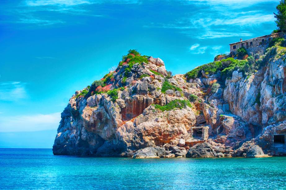 <strong>Cala de Deia, Maiorca, <a href="https://viajeaqui.abril.com.br/paises/espanha" rel="Espanha" target="_self">Espanha</a></strong> Pequena, de águas cristalinas e com piscinas naturais em meio às rochas, a praia é a eleita de muitos artistas graças à sua privacidade. Altos penhascos cercam a paisagem, com áreas que reservam bons restaurantes. Vale a pena esticar a viagem até o vilarejo de Deia, com uma atmosfera boêmia que atrai um público jovem e diversificado <em><a href="https://www.booking.com/region/es/mallorca.pt-br.html?sid=5b28d827ef00573fdd3b49a282e323ef;dcid=4aid=332455&label=viagemabril-as-mais-belas-praias-do-mediterraneo" rel="Veja preços de hotéis em Maiorca no Booking.com" target="_blank">Veja preços de hotéis em Maiorca no Booking.com</a></em> <strong>Cala de Deia, Maiorca, <a href="https://viajeaqui.abril.com.br/paises/espanha" rel="Espanha" target="_self">Espanha</a></strong> Pequena, de águas cristalinas e com piscinas naturais em meio às rochas, a praia é a eleita de muitos artistas graças à sua privacidade. Altos penhascos cercam a paisagem, com áreas que reservam bons restaurantes. Vale a pena esticar a viagem até o vilarejo de Deia, com uma atmosfera boêmia que atrai um público jovem e diversificado <em><a href="https://www.booking.com/region/es/mallorca.pt-br.html?sid=5b28d827ef00573fdd3b49a282e323ef;dcid=4aid=332455&label=viagemabril-as-mais-belas-praias-do-mediterraneo" rel="Veja preços de hotéis em Maiorca no Booking.com" target="_blank">Veja preços de hotéis em Maiorca no Booking.com</a></em>