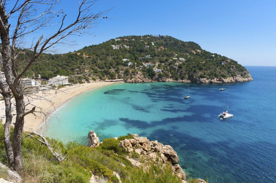 <strong>Cala de San Vicente, <a href="https://viajeaqui.abril.com.br/cidades/espanha-ibiza" rel="Ibiza" target="_self">Ibiza</a>, <a href="https://viajeaqui.abril.com.br/paises/espanha" rel="Espanha" target="_self">Espanha</a></strong>                    Com uma áurea um tanto quanto selvagem, com diversos espaços ainda intocados pelo homem, a praia consegue reservar bons lugares para os turistas mesmo na alta temporada, quando as ilhas do arquipélago costumam ficar extremamente lotadas. Com areia dourada, águas cristalinas e uma sensação de segurança iminente, o destino é ideal para qualquer um que resolva se arriscar em seus cenários impressionantes                    <em><a href="https://www.booking.com/region/es/ibiza.pt-br.html?sid=5b28d827ef00573fdd3b49a282e323ef;dcid=4aid=332455&label=viagemabril-as-mais-belas-praias-do-mediterraneo" rel="Veja preços de hotéis em Ibiza no Booking.com" target="_blank">Veja preços de hotéis em Ibiza no Booking.com</a></em>