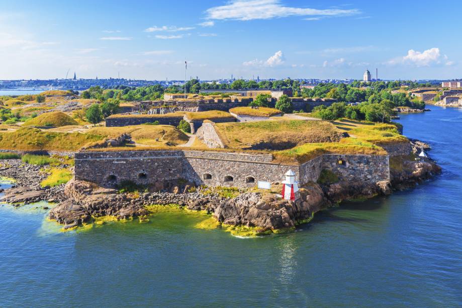 <strong>2. <a href="https://viajeaqui.abril.com.br/paises/finlandia" rel="Finlândia" target="_self">Finlândia</a> </strong>                        Na capital <a href="https://viajeaqui.abril.com.br/cidades/finlandia-helsinque" rel="Helsinque" target="_self">Helsinque</a>, a visão da Fortaleza de Suomenlinna, tombada como Patrimônio Mundial da UNESCO, encanta os visitantes