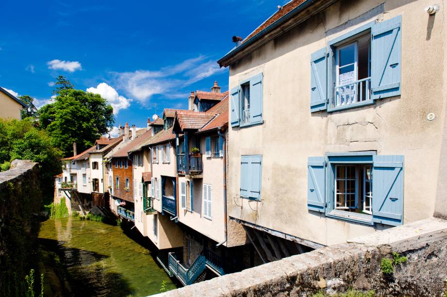 Fica ao norte da região vinícola de Jura. Além das casinhas charmosas, os turistas também apreciam boas adegas, a igreja medieval local e o Museu Pasteur (o cientistas francês viveu e trabalhou em Arbois)