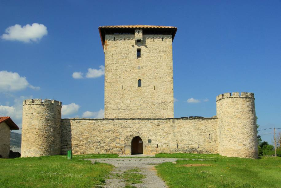 Muitas das charmosas bodegas de Mendoza recebem visitantes em instalações no Valle Central – setor que compreende os municípios de Godoy Cruz, Guaymallén, Maipú e Luján de Cuyo –, incluindo degustações Muitas das charmosas bodegas de Mendoza recebem visitantes em instalações no Valle Central – setor que compreende os municípios de Godoy Cruz, Guaymallén, Maipú e Luján de Cuyo –, incluindo degustações