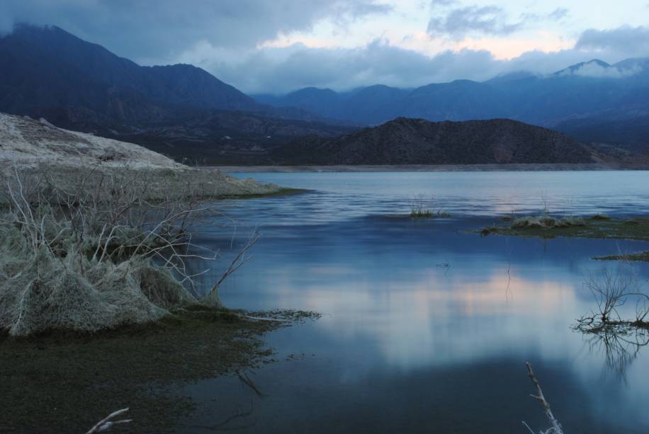 O Lago Potrerillos está localizado a 79 km de Mendoza, nas proximidades da Cordilheira dos Andes. São 14 km de uma impressionante beleza O Lago Potrerillos está localizado a 79 km de Mendoza, nas proximidades da Cordilheira dos Andes. São 14 km de uma impressionante beleza