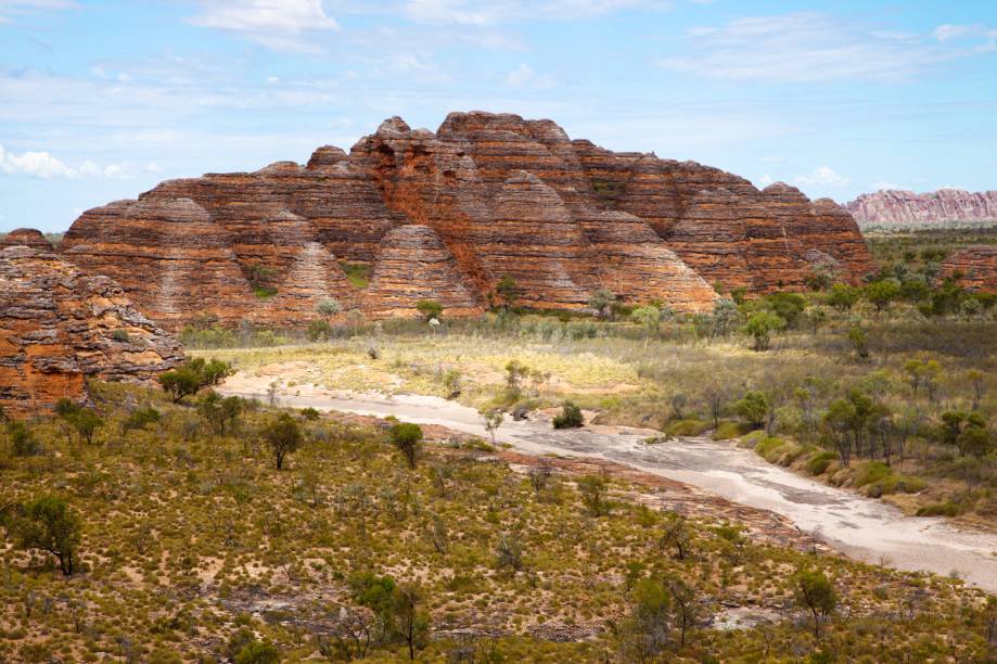 <strong>Parque Nacional de Purnululu </strong> As impressionantes e curiosas formações rochosas da cordilheira de Bungle Bungle são o aspecto mais marcante do parque. A variedade da vida selvagem aparece principalmente nas mais de 130 espécies aves. O parque não fica aberto para visitação o ano todo e necessita de veículos com tração nas quatro rodas para a realização dos passeios <strong>Parque Nacional de Purnululu </strong> As impressionantes e curiosas formações rochosas da cordilheira de Bungle Bungle são o aspecto mais marcante do parque. A variedade da vida selvagem aparece principalmente nas mais de 130 espécies aves. O parque não fica aberto para visitação o ano todo e necessita de veículos com tração nas quatro rodas para a realização dos passeios