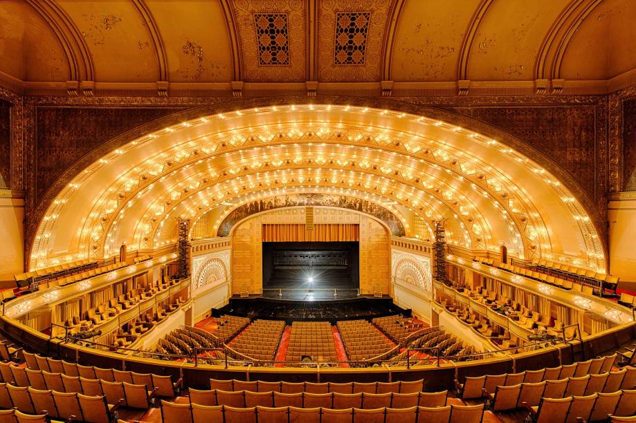 <strong><a href="https://www.auditoriumtheatre.org/" target="_blank" rel="noopener">Auditorium Theatre</a>, <a href="https://beta-develop.viagemeturismo.abril.com.br/cidades/chicago-19/" target="_blank" rel="noopener">Chicago</a>, <a href="https://beta-develop.viagemeturismo.abril.com.br/paises/estados-unidos/" target="_blank" rel="noopener">Estados Unidos</a></strong> Inaugurado em 1889, esse teatro ficou mundialmente conhecido na época por seu projeto e sua acústica inovadores. Projetada para receber óperas e concertos, a construção também foi palco de importantes discursos dos presidentes William McKinley e Theodore Roosevelt. Durante a Grande Depressão, o teatro sofreu uma forte decadência, servindo posteriormente como centro de serviços durante a Segunda Guerra Mundial. Reaberto em 1967, ele passou a ter em sua programação musicais renomados e apresentações de nomes como The Who, Janis Joplin e Jimi Hendrix. Hoje, shows se intercalam com apresentações de dança