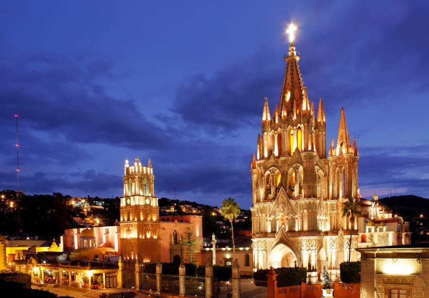 <strong>San Miguel de Allende – <a href="https://viajeaqui.abril.com.br/paises/mexico" rel="México" target="_blank">México</a></strong>Quem faz da pequenina e colonial San Miguel de Allende uma cidade ainda mais especial no Natal são seus moradores. Na véspera do Natal é comum se deparar com muitos Josés e Marias (moradores caracterizados) andando pelas ruas da cidade. A programação cultural local nessa época também é marcada por teatros e corais temáticos<a href="https://www.booking.com/city/mx/san-miguel-de-allende.pt-br.html?aid=332455&label=viagemabril-natal" rel="Veja hotéis em San Miguel de Allende no booking.com" target="_blank"><em>Veja hotéis em San Miguel de Allende no Booking.com</em></a>