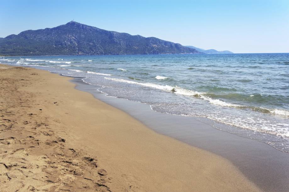 <strong>Dalyan, Mugla, <a href="https://viajeaqui.abril.com.br/paises/turquia" rel="Turquia" target="_self">Turquia</a> </strong>    Praias relaxantes marcam o lugar, conhecido por suas iniciativas de proteção de tartarugas marinhas. Passear de barco por suas águas é uma das boas pedidas, sobretudo para observar as Lycian Rock Tombs – formações rochosas antiguíssimas    <em><a href="https://www.booking.com/city/tr/dalyan.pt-br.html?sid=5b28d827ef00573fdd3b49a282e323ef;dcid=1?aid=332455&label=viagemabril-as-mais-belas-praias-do-mediterraneo" rel="Veja preços de hotéis em Dalyan no Booking.com" target="_blank">Veja preços de hotéis em Dalyan no Booking.com</a></em>