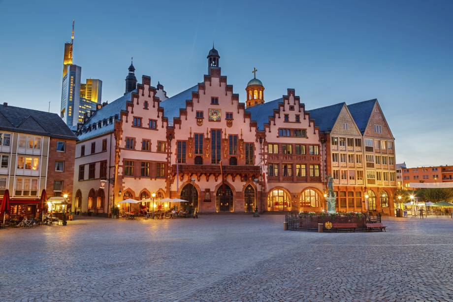 <a href="https://viajeaqui.abril.com.br/cidades/alemanha-frankfurt/" rel="Frankfurt – Alemanha" target="_blank"><strong>Frankfurt</strong></a><strong> – <a href="https://viajeaqui.abril.com.br/paises/alemanha" rel="Alemanha" target="_blank">Alemanha</a></strong>                                Além do foco na redução energética, 15% de todos os transportes da cidade é feito de bicicleta, estimulados por diversos quilômetros de ciclovias, educação no trânsito fora delas e da possibilidade de levar a bike nos trens e metrô. Os cidadãos de Frankfurt também têm a vantagem de viver junto à maior floresta urbana da Alemanha, com mais de 8 mil hectares (um terço do território da cidade). Este cinturão verde que circunda Frankfurt serve não só como espaço de recreação como também define os limites da cidade, fazendo com que ela permaneça compacta