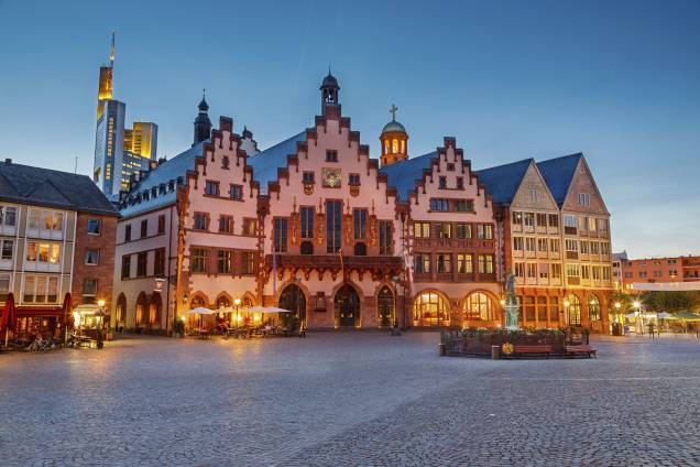 <a href="https://viajeaqui.abril.com.br/cidades/alemanha-frankfurt/" rel="Frankfurt – Alemanha" target="_blank"><strong>Frankfurt</strong></a><strong> – <a href="https://viajeaqui.abril.com.br/paises/alemanha" rel="Alemanha" target="_blank">Alemanha</a></strong> Além do foco na redução energética, 15% de todos os transportes da cidade é feito de bicicleta, estimulados por diversos quilômetros de ciclovias, educação no trânsito fora delas e da possibilidade de levar a bike nos trens e metrô. Os cidadãos de Frankfurt também têm a vantagem de viver junto à maior floresta urbana da Alemanha, com mais de 8 mil hectares (um terço do território da cidade). Este cinturão verde que circunda Frankfurt serve não só como espaço de recreação como também define os limites da cidade, fazendo com que ela permaneça compacta <a href="https://viajeaqui.abril.com.br/cidades/alemanha-frankfurt/" rel="Frankfurt – Alemanha" target="_blank"><strong>Frankfurt</strong></a><strong> – <a href="https://viajeaqui.abril.com.br/paises/alemanha" rel="Alemanha" target="_blank">Alemanha</a></strong> Além do foco na redução energética, 15% de todos os transportes da cidade é feito de bicicleta, estimulados por diversos quilômetros de ciclovias, educação no trânsito fora delas e da possibilidade de levar a bike nos trens e metrô. Os cidadãos de Frankfurt também têm a vantagem de viver junto à maior floresta urbana da Alemanha, com mais de 8 mil hectares (um terço do território da cidade). Este cinturão verde que circunda Frankfurt serve não só como espaço de recreação como também define os limites da cidade, fazendo com que ela permaneça compacta