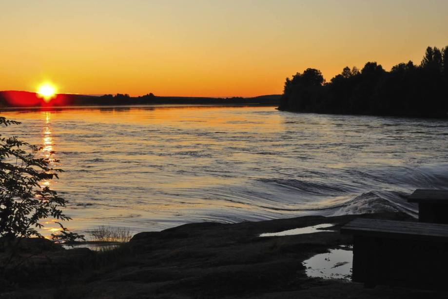 Nesse período do sol da meia noite, que ocorre durante o verão, algumas regiões do país ficam dias sem receber qualquer resquício do anoitecer