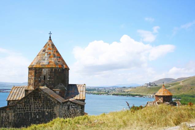 Cercado pelo Lago Sevan, o Mosteiro de Sevanavank foi construído por volta do século 9 e restaurado em 1956. A vista da região é espetacular Cercado pelo Lago Sevan, o Mosteiro de Sevanavank foi construído por volta do século 9 e restaurado em 1956. A vista da região é espetacular