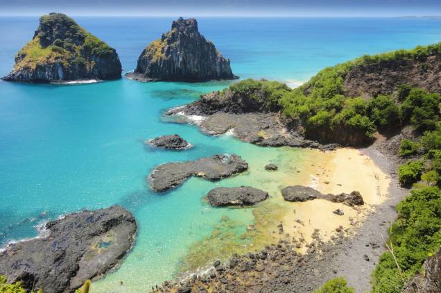 <strong>FERNANDO DE NORONHA, PERNAMBUCO</strong> Fernando de Noronha é um dos destinos mais queridinhos dos brasileiros e do mundo, então, é claro que não poderia ficar de fora. Noronha não perde em nada para as ilhas do Caribe com seus mais de sete mil quilômetros de litoral com praias maravilhosas. Se sua mãe é apaixonada pela vida marinha, em Fernando de Noronha ela irá encontrar de golfinhos a tartarugas, além de uma profusão de corais e peixes. Apesar disso, o destino é um dos menos econômicos da lista: a culinária por lá é de qualidade, mas os preços são salgados. Para chegar lá, há voos para Fernando de Noronha saindo de Natal e Recife. Dica: na chegada, evita uma fila razoável pode ser evitada caso a taxa ambiental obrigatória já tenha sido paga pela internet (R$ 48,20 por dia; no site oficial). <strong>FERNANDO DE NORONHA, PERNAMBUCO</strong> Fernando de Noronha é um dos destinos mais queridinhos dos brasileiros e do mundo, então, é claro que não poderia ficar de fora. Noronha não perde em nada para as ilhas do Caribe com seus mais de sete mil quilômetros de litoral com praias maravilhosas. Se sua mãe é apaixonada pela vida marinha, em Fernando de Noronha ela irá encontrar de golfinhos a tartarugas, além de uma profusão de corais e peixes. Apesar disso, o destino é um dos menos econômicos da lista: a culinária por lá é de qualidade, mas os preços são salgados. Para chegar lá, há voos para Fernando de Noronha saindo de Natal e Recife. Dica: na chegada, evita uma fila razoável pode ser evitada caso a taxa ambiental obrigatória já tenha sido paga pela internet (R$ 48,20 por dia; no site oficial).
