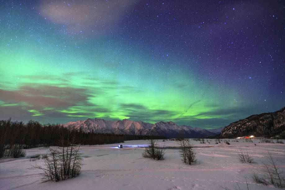 Por estar localizado em uma região polar do Hemisfério Norte, o Alasca também é palco do belíssimo fenômeno das <strong>auroras boreais</strong>, que ocorrem entre maio e setembro na região