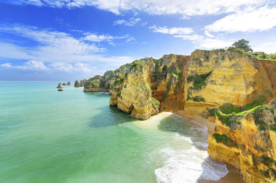 <strong>Ponta da Piedade, Lagos, Algarve, <a href="https://viajeaqui.abril.com.br/paises/portugal" rel="Portugal" target="_self">Portugal</a></strong> Com pouco mais de 18 mil habitantes, a região de Lagos é repleta de casinhas históricas bem conservadas, além de fornecer uma vida noturna e cultural bem completa. O trecho da Ponta da Piedade é um dos mais deslumbrantes da costa litorânea do país, com grutas e formações rochosas. Uma das boas pedidas é fazer um passeio de barco pelos seus cenários, marcados por águas cristalinas <em><a href="https://www.booking.com/city/pt/lagos.pt-br.html?sid=5b28d827ef00573fdd3b49a282e323ef;dcid=1?aid=332455&label=viagemabril-as-mais-belas-praias-do-mediterraneo" rel="Veja preços de hotéis em Lagos no Booking.com" target="_blank">Veja preços de hotéis em Lagos no Booking.com</a></em> <strong>Ponta da Piedade, Lagos, Algarve, <a href="https://viajeaqui.abril.com.br/paises/portugal" rel="Portugal" target="_self">Portugal</a></strong> Com pouco mais de 18 mil habitantes, a região de Lagos é repleta de casinhas históricas bem conservadas, além de fornecer uma vida noturna e cultural bem completa. O trecho da Ponta da Piedade é um dos mais deslumbrantes da costa litorânea do país, com grutas e formações rochosas. Uma das boas pedidas é fazer um passeio de barco pelos seus cenários, marcados por águas cristalinas <em><a href="https://www.booking.com/city/pt/lagos.pt-br.html?sid=5b28d827ef00573fdd3b49a282e323ef;dcid=1?aid=332455&label=viagemabril-as-mais-belas-praias-do-mediterraneo" rel="Veja preços de hotéis em Lagos no Booking.com" target="_blank">Veja preços de hotéis em Lagos no Booking.com</a></em>