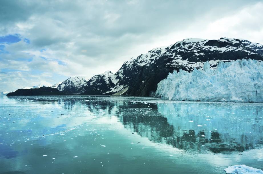 Localizado no sudoeste do estado, o <strong>Glacier Bay National Park and Preserve</strong> ocupa uma área de pouco mais de 12 mil km². Como o próprio nome já diz, ele é repleto de geleiras, além de incluir belas florestas e fiordes    <em><a href="https://www.booking.com/city/us/juneau.pt-br.html?sid=5b28d827ef00573fdd3b49a282e323ef;dcid=1?aid=332455&label=viagemabril-paisagens-do-alasca" rel="Veja preços de hotéis próximos ao Glacier Bay National Park and Preserve no Booking.com" target="_blank">Veja preços de hotéis próximos ao Glacier Bay National Park and Preserve no Booking.com</a></em>