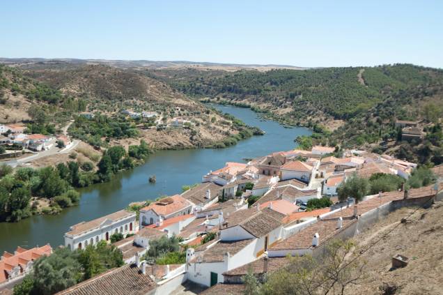 <strong><a href="https://viajeaqui.abril.com.br/cidades/portugal-porto" rel="Porto" target="_blank">Porto</a>, Lisboa e trem</strong>Bom menu degustação de <a href="https://viajeaqui.abril.com.br/paises/portugal" rel="Portugal" target="_blank">Portugal</a>, o tour de nove noites começa com duas no <a href="https://viajeaqui.abril.com.br/cidades/portugal-porto" rel="Porto" target="_blank">Porto</a>, no <a href="https://www.hoteldamusica.com/pt-pt/hotel-porto-centro.aspx" rel="Hotel da Música" target="_blank">Hotel da Música</a>, dentro do Mercado Bom Sucesso, e segue para três noites em Évora, no confortável Vila Galé. Não saia da cidade sem visitar a Capela dos Ossos, forrada de ossadas humanas para expor a fragilidade da vida. O próximo destino é Beja (foto), entre trigais, oliveiras e um castelo de sete séculos, com duas noites na <a href="https://www.pousadas.pt/pt/hotel/pousada-beja" rel="Pousada de Beja" target="_blank">Pousada de Beja</a>, antigo convento do século 13. As duas noites fnais, em <a href="https://viajeaqui.abril.com.br/cidades/portugal-lisboa" rel="Lisboa" target="_blank">Lisboa</a>, são no midscale <a href="https://hotel-aslisboa.com/" rel="A.S." target="_blank">A.S.</a>. Inclui os passes de trem.<strong>Quando:</strong> em outubro<strong>Quem leva:</strong> <a href="https://www.ci.com.br/" rel="CI" target="_blank">CI</a><strong>Quanto:</strong> € 1 464 <strong><a href="https://viajeaqui.abril.com.br/cidades/portugal-porto" rel="Porto" target="_blank">Porto</a>, Lisboa e trem</strong>Bom menu degustação de <a href="https://viajeaqui.abril.com.br/paises/portugal" rel="Portugal" target="_blank">Portugal</a>, o tour de nove noites começa com duas no <a href="https://viajeaqui.abril.com.br/cidades/portugal-porto" rel="Porto" target="_blank">Porto</a>, no <a href="https://www.hoteldamusica.com/pt-pt/hotel-porto-centro.aspx" rel="Hotel da Música" target="_blank">Hotel da Música</a>, dentro do Mercado Bom Sucesso, e segue para três noites em Évora, no confortável Vila Galé. Não saia da cidade sem visitar a Capela dos Ossos, forrada de ossadas humanas para expor a fragilidade da vida. O próximo destino é Beja (foto), entre trigais, oliveiras e um castelo de sete séculos, com duas noites na <a href="https://www.pousadas.pt/pt/hotel/pousada-beja" rel="Pousada de Beja" target="_blank">Pousada de Beja</a>, antigo convento do século 13. As duas noites fnais, em <a href="https://viajeaqui.abril.com.br/cidades/portugal-lisboa" rel="Lisboa" target="_blank">Lisboa</a>, são no midscale <a href="https://hotel-aslisboa.com/" rel="A.S." target="_blank">A.S.</a>. Inclui os passes de trem.<strong>Quando:</strong> em outubro<strong>Quem leva:</strong> <a href="https://www.ci.com.br/" rel="CI" target="_blank">CI</a><strong>Quanto:</strong> € 1 464