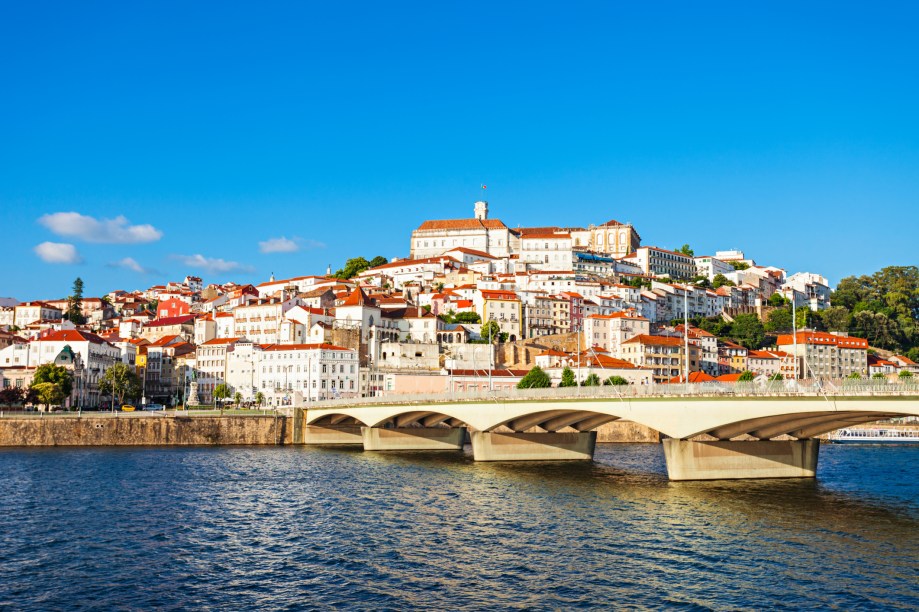 Graças à <a href="https://www.uc.pt/" target="_blank" rel="noopener"><strong>Universidade de Coimbra</strong></a>, a mais antiga de <strong>Portugal </strong>e uma das mais antigas da <strong>Europa</strong>, fundada em 1290, a cidade tem ares joviais e noite agitada. A cidade se orgulha de ter sido o berço do fado de <strong>Coimbra</strong>, uma variação do ritmo tradicional português que é próprio para apresentações em praças e ruas e tem afinação uma nota abaixo, sendo, por isso, um pouco mais soturno. Localizada no centro de Portugal, é uma cidade de ruas estreitas, pátios, escadas e arcos medievais, terra natal de seis reis portugueses e foi a primeira capital do país. Deixe-se levar por essa cidade que equilibra bem o contraste entre o velho e o novo