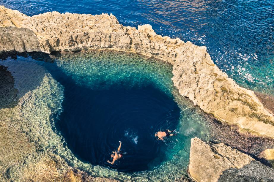 Piscina natural na ilha de Gozo, que pertence à República de Malta Piscina natural na ilha de Gozo, que pertence à República de Malta