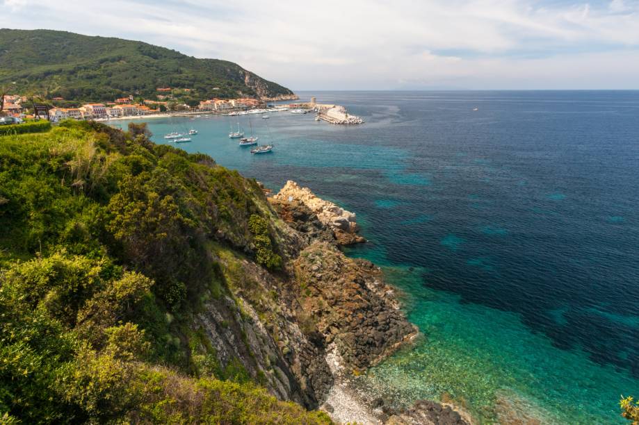 <strong>Ilha de Elba, <a href="https://viajeaqui.abril.com.br/cidades/italia-toscana" rel="Toscana" target="_self">Toscana</a>, <a href="https://viajeaqui.abril.com.br/paises/italia" rel="Itália" target="_self">Itália</a></strong> A região da Toscana já é um sonho, com seus roteiros de charme procurados em larga escala pelos casais. A Ilha de Elba, a maior da região e a terceira maior da Itália, já abrigou até mesmo o imperador Napoleão Bonaparte. Ou seja: o turismo é muito forte por aqui. Prepare-se para encontrar praias fantásticas, perfeitas para mergulho e passeios de barco <em><a href="https://www.booking.com/region/it/elba.pt-br.html?sid=5b28d827ef00573fdd3b49a282e323ef;dcid=1?aid=332455&label=viagemabril-as-mais-belas-praias-do-mediterraneo" rel="Veja preços de hotéis na Ilha de Elba no Booking.com" target="_blank">Veja preços de hotéis na Ilha de Elba no Booking.com</a></em> <strong>Ilha de Elba, <a href="https://viajeaqui.abril.com.br/cidades/italia-toscana" rel="Toscana" target="_self">Toscana</a>, <a href="https://viajeaqui.abril.com.br/paises/italia" rel="Itália" target="_self">Itália</a></strong> A região da Toscana já é um sonho, com seus roteiros de charme procurados em larga escala pelos casais. A Ilha de Elba, a maior da região e a terceira maior da Itália, já abrigou até mesmo o imperador Napoleão Bonaparte. Ou seja: o turismo é muito forte por aqui. Prepare-se para encontrar praias fantásticas, perfeitas para mergulho e passeios de barco <em><a href="https://www.booking.com/region/it/elba.pt-br.html?sid=5b28d827ef00573fdd3b49a282e323ef;dcid=1?aid=332455&label=viagemabril-as-mais-belas-praias-do-mediterraneo" rel="Veja preços de hotéis na Ilha de Elba no Booking.com" target="_blank">Veja preços de hotéis na Ilha de Elba no Booking.com</a></em>