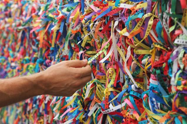 Os portões das igrejas do <a href="https://viajeaqui.abril.com.br/estabelecimentos/br-ba-salvador-atracao-pelourinho" rel="Pelourinho" target="_blank">Pelourinho</a> são cobertos por fitas do Senhor do Bonfim, amarradas nas grades por fiéis em busca da realização de seus desejos Os portões das igrejas do <a href="https://viajeaqui.abril.com.br/estabelecimentos/br-ba-salvador-atracao-pelourinho" rel="Pelourinho" target="_blank">Pelourinho</a> são cobertos por fitas do Senhor do Bonfim, amarradas nas grades por fiéis em busca da realização de seus desejos