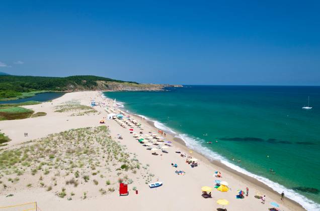 As praias da Bulgária, concentradas em um pedaço do Mar Negro, são conhecidas por suas águas cristalinas e trechos de areia fina e muito branca. Durante o verão europeu, turistas lotam a costa As praias da Bulgária, concentradas em um pedaço do Mar Negro, são conhecidas por suas águas cristalinas e trechos de areia fina e muito branca. Durante o verão europeu, turistas lotam a costa