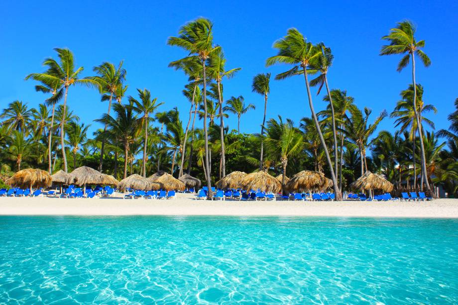 <strong>PUNTA CANA, REPÚBLICA DOMINICANA</strong>    A cada ano, Punta Cana se torna mais visada por turistas do mundo inteiro. Não poderia ser diferente: a paradisíaca localidade é conhecida como a capital do turismo internacional da República Dominicana, graças aos seus 8 quilômetros de praias de areia branca. Se sua mãe gosta de conhecer novos ritmos musicais, merengue e bachata embalam as noites por lá. E, apesar de parecer um oasis de tranquilidade, é uma ótima opção para mães que buscam várias atividades ao ar livre: o local é perfeito para a prática de mergulho, kitesurfe, windsurfe e passeios de caiaque.    Punta Cana possui um aeroporto internacional que recebe voos do mundo todo e fica a 10 quilômetros dos principais resorts da região.