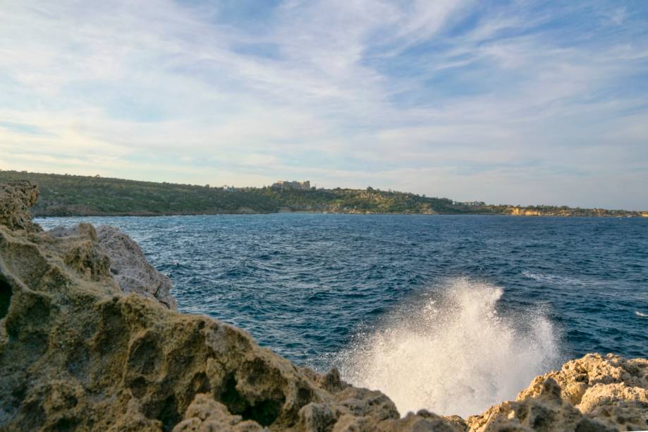 <strong>Protaras, Famagusta, Chipre </strong>                O ambiente é tranquilo e bem familiar, perfeito para quem vai viajar com crianças. Hotéis bem estruturados marcam seu entorno, repleto de paisagens fascinantes de águas cristalinas. Por aqui, caminhadas são uma boa pedida                <em><a href="https://www.booking.com/city/cy/protaras.pt-br.html?sid=5b28d827ef00573fdd3b49a282e323ef;dcid=1?aid=332455&label=viagemabril-as-mais-belas-praias-do-mediterraneo" rel="Veja preços de hotéis em Protaras no Booking.com" target="_blank">Veja preços de hotéis em Protaras no Booking.com</a></em>