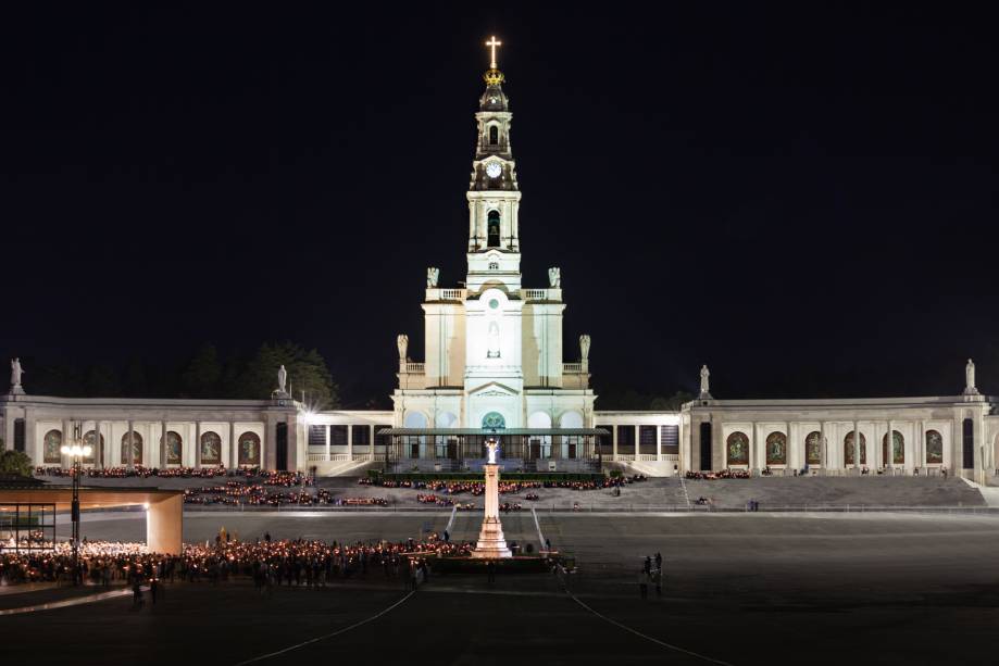 <a href="https://viajeaqui.abril.com.br/cidades/portugal-fatima" rel="Fátima – Portugal" target="_blank"><strong>Fátima – Portugal</strong></a>Por mais especial que sejam todas as visitas ao santuário católico mais importante de Portugal, a cidade celebra no dia 24 de dezembro a Vigília Natalícia, na Basílica da Santíssima Trindade. No dia 25 acontece a Solenidade do Natal do Senhor, no monumental Santuário de Fátima. Tais celebrações são eventos extraordinários aos fiéis que chegam até Fátima<a href="https://www.booking.com/city/pt/fatima.pt-br.html?aid=332455&label=viagemabril-natal" rel="Veja hotéis em Fátima no booking.com" target="_blank"><em>Veja hotéis em Fátima no Booking.com</em></a>