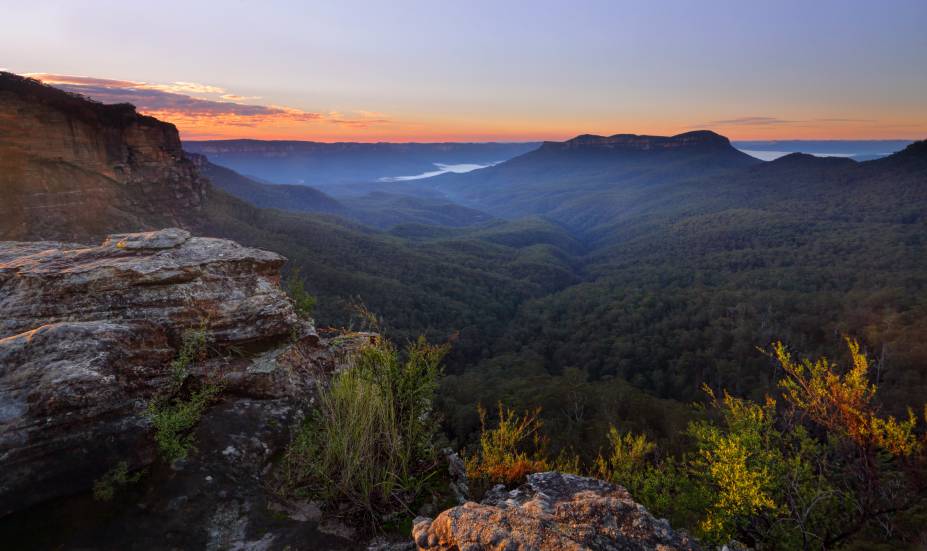 <strong>Trópicos úmidos de Queensland </strong> A região, no nordeste da Austrália, é destaque no país pelas suas florestas úmidas e quentes, que contrastam com os grandes desertos australianos. Daintree, a floresta tropical mais antiga do mundo, e as Blue Mountains (foto) são algumas das atrações mais conhecidas dos Trópicos Úmidos <strong>Trópicos úmidos de Queensland </strong> A região, no nordeste da Austrália, é destaque no país pelas suas florestas úmidas e quentes, que contrastam com os grandes desertos australianos. Daintree, a floresta tropical mais antiga do mundo, e as Blue Mountains (foto) são algumas das atrações mais conhecidas dos Trópicos Úmidos