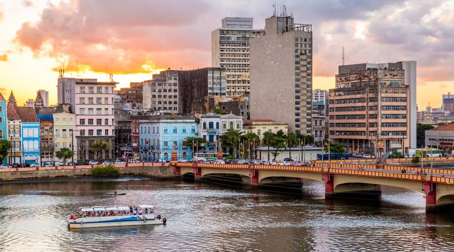 Entre os mais procurados da cidade, o passeio de catamarã permite conhecer a geografia e os prédios históricos da capital pernambucana