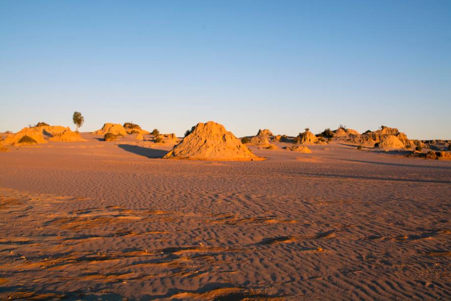 <strong>Região dos lagos de Willandra</strong> A região, em Nova Gales do Sul, tem uma colaboração de extrema importância no estudo da evolução humana. Evidências arqueológicas indicam a ocupação humana no local há 40 mil anos. O turismo é baseado em aventuras desérticas por dunas e planícies de areia vermelha e um contato único com a história do ser humano <strong>Região dos lagos de Willandra</strong> A região, em Nova Gales do Sul, tem uma colaboração de extrema importância no estudo da evolução humana. Evidências arqueológicas indicam a ocupação humana no local há 40 mil anos. O turismo é baseado em aventuras desérticas por dunas e planícies de areia vermelha e um contato único com a história do ser humano